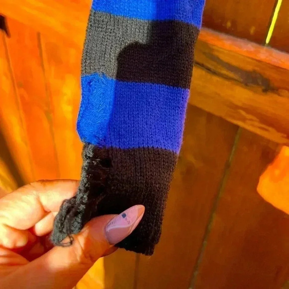 NWOT Blue and Black Distressed Crop Sweater Oversized - Size L - Picture 4 of 7